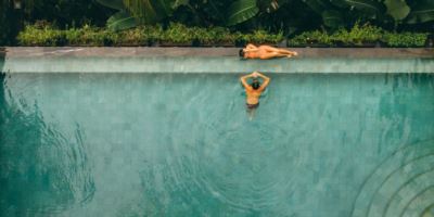 Pietra lavica utilizzata per il paesaggio, applicata al rivestimento di una piscina con vista su alberi.