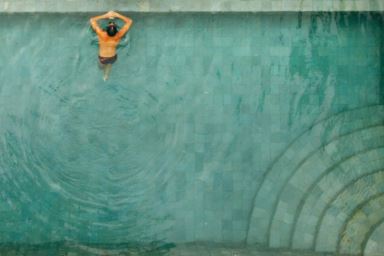 Pietra lavica utilizzata per il rivestimento di una piscina.